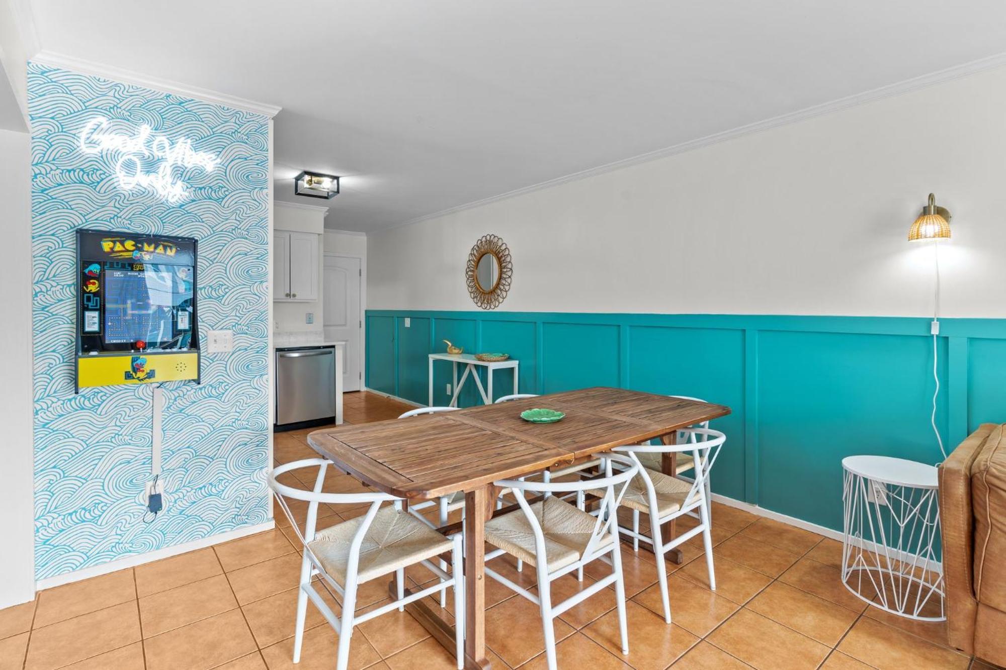 Hang Hideaway, Pool, Condo, Parking - 6 Person Max Occupancy Holiday home Carolina Beach